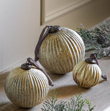 Load image into Gallery viewer, Oriana Set of 6 Baubles in Antique Gold
